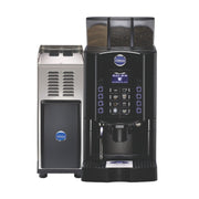 Barista-style coffee machine with automatic milk cleaning and touchscreen menu
